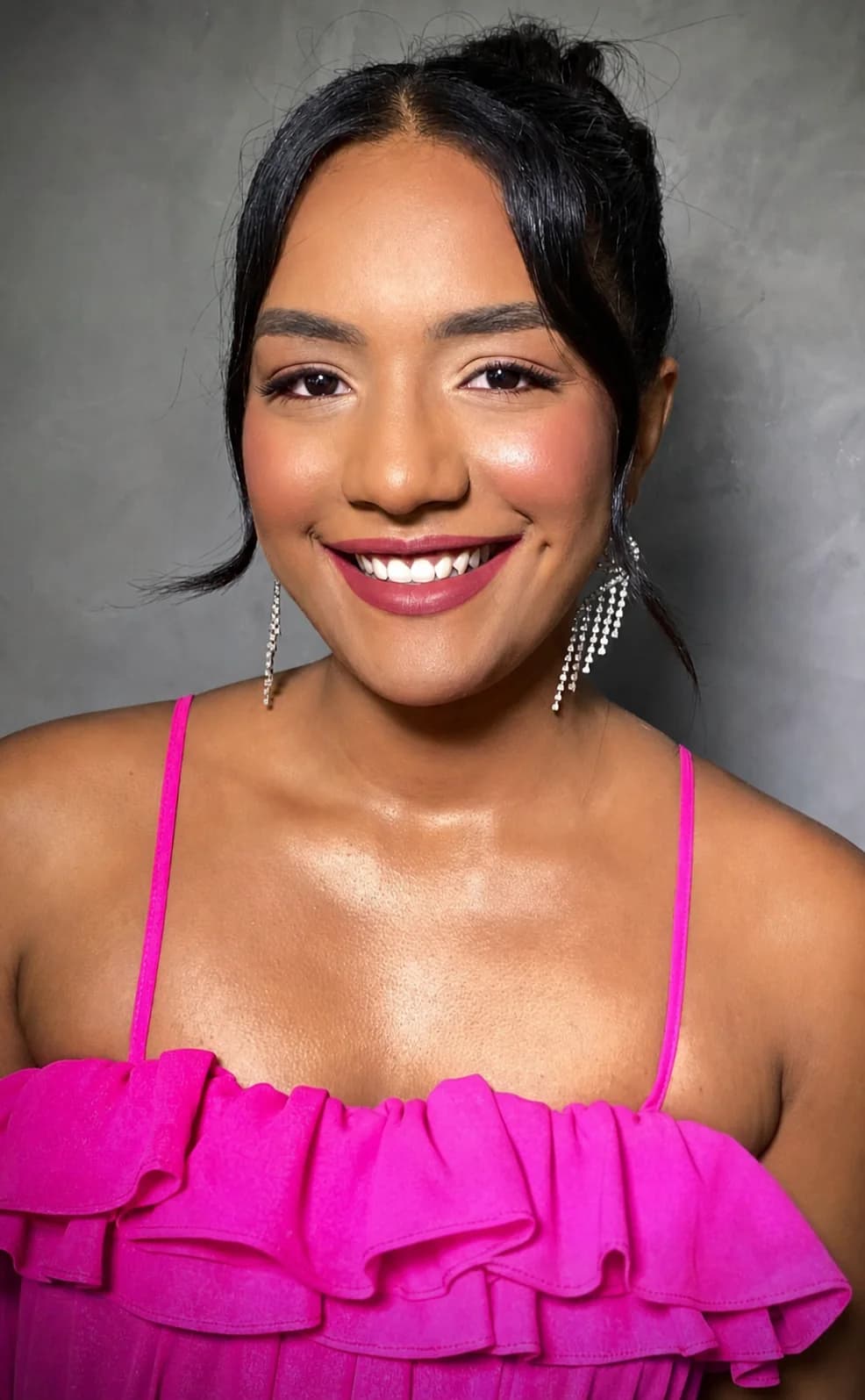 Cliente sorrindo após uma produção de beleza