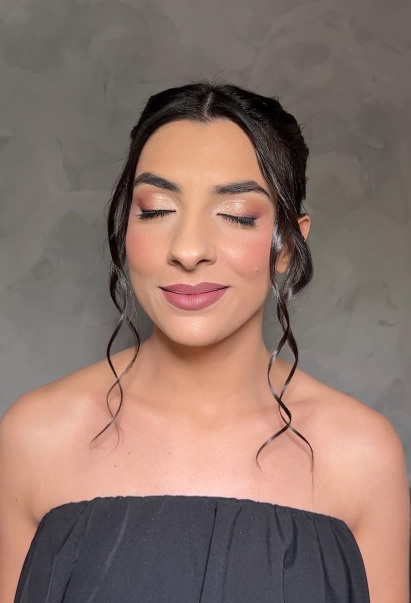 Maquiagem rosada com penteado visto de frente