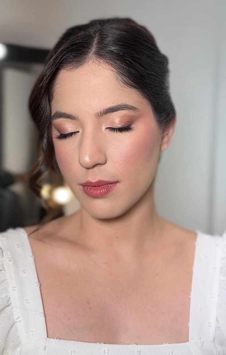 Maquiagem suave e penteado preso para noiva